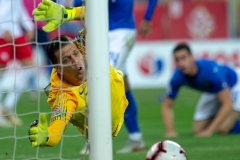 Chorzów, 14.10.2018. Bramkarz reprezentacji Polski Wojciech Szczęsny (L) puszcza gola po strzale Włocha Cristiano Biraghi'ego podczas meczu w Lidze Narodów UEFA w piłce nożnej, 14 bm. (jkm) PAP/Andrzej Grygiel