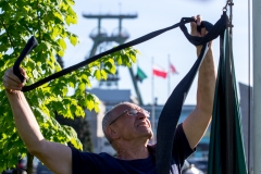 Jastrzębie Zdrój, 13.05.2018. Flagi z kirem przed kopalnią Borynia-Zofiówka-Jastrzębie, rano 13 bm. W dziewiątym dniu akcji ratowniczej w kopalni Zofiówka, ratownicy odnaleźli ciało drugiego z trzech poszukiwanych górników. (mr) PAP/Andrzej Grygiel